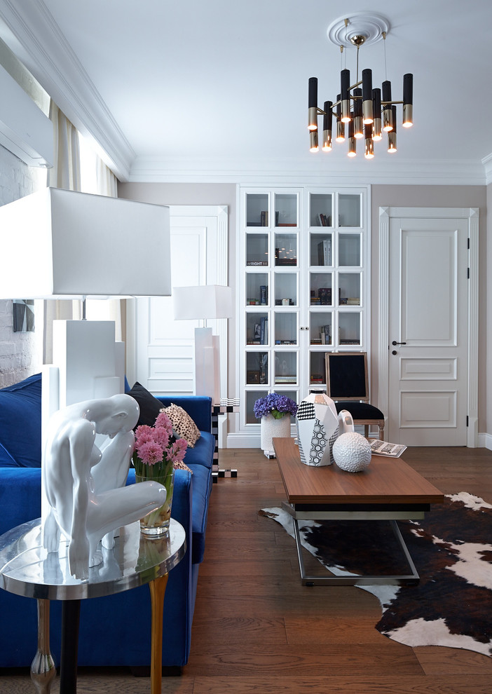 Идея дизайна: открытая гостиная комната среднего размера в стиле неоклассика (современная классика) с с книжными шкафами и полками, бежевыми стенами и коричневым полом