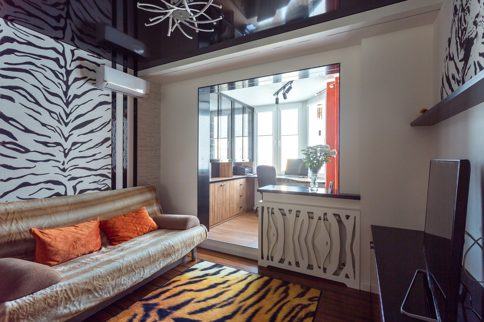 Пример оригинального дизайна: гостиная комната среднего размера в современном стиле с с книжными шкафами и полками, белыми стенами, полом из бамбука, отдельно стоящим телевизором, коричневым полом и тюлем на окнах без камина