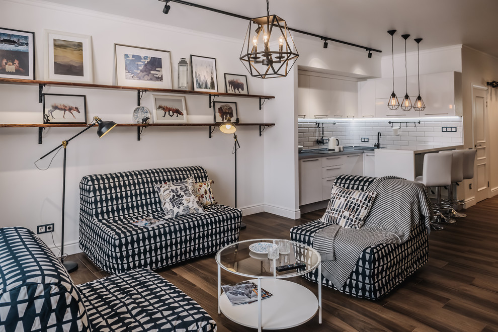 Cette photo montre un petit salon scandinave ouvert avec un mur blanc, un sol marron, parquet foncé et une salle de réception.