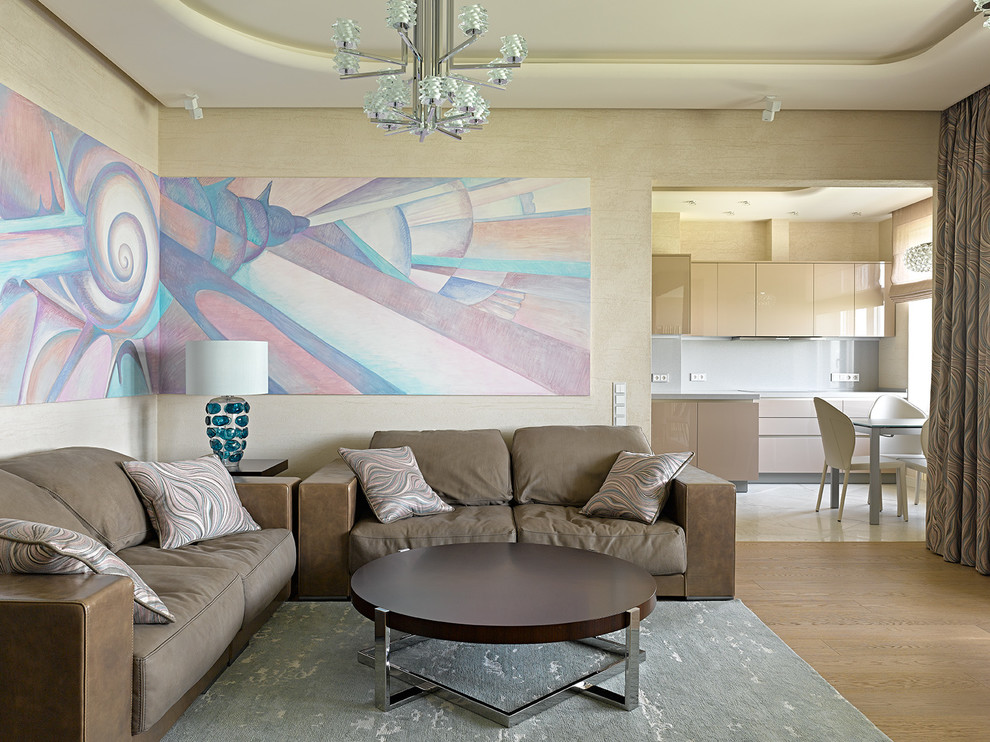 Repräsentatives Modernes Wohnzimmer mit beiger Wandfarbe, braunem Holzboden und braunem Boden in Moskau