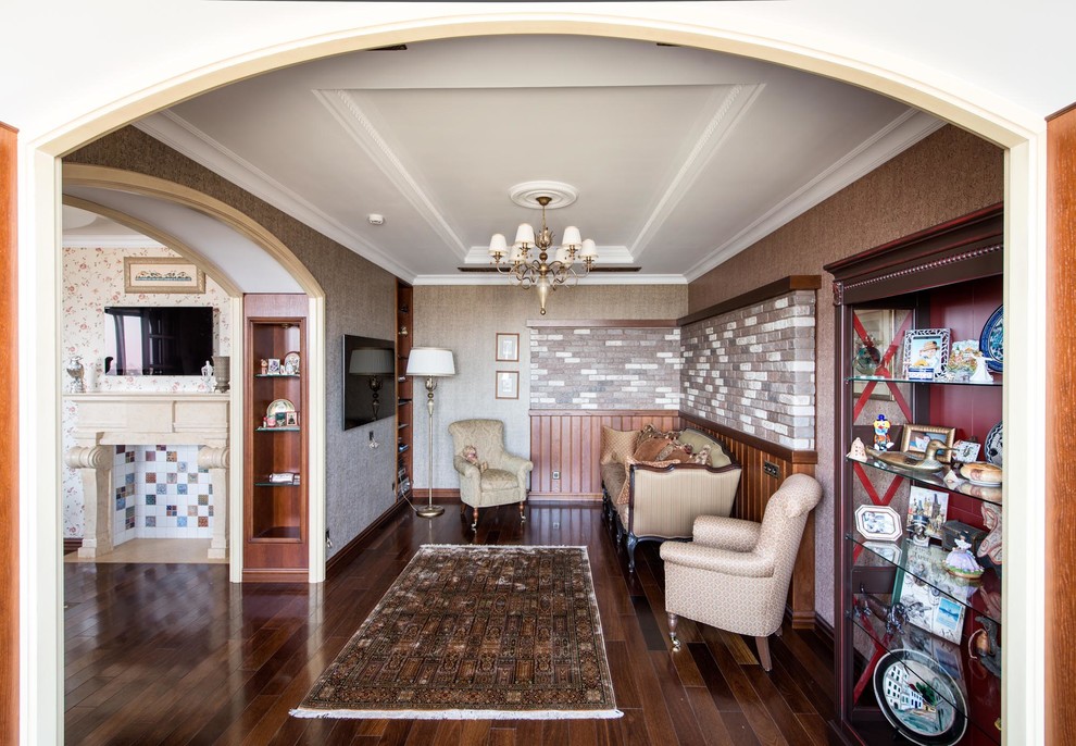 Источник вдохновения для домашнего уюта: парадная гостиная комната среднего размера в классическом стиле с коричневыми стенами, стандартным камином, фасадом камина из камня, телевизором на стене и темным паркетным полом