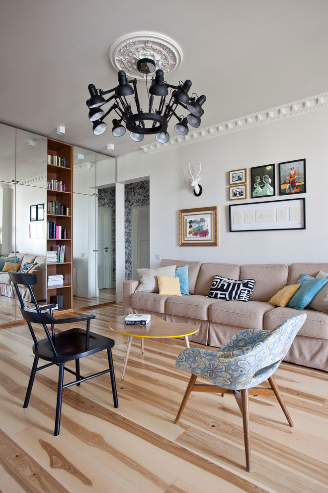 Источник вдохновения для домашнего уюта: гостиная комната в скандинавском стиле с белыми стенами и светлым паркетным полом