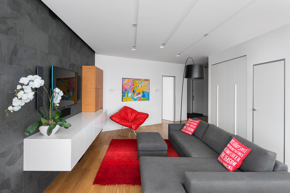 Idéer för funkis vardagsrum, med ett finrum, ljust trägolv, en väggmonterad TV och grå väggar