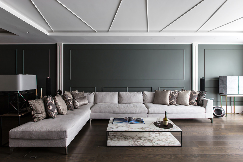 Идея дизайна: открытая гостиная комната среднего размера в современном стиле с серыми стенами, темным паркетным полом и коричневым полом
