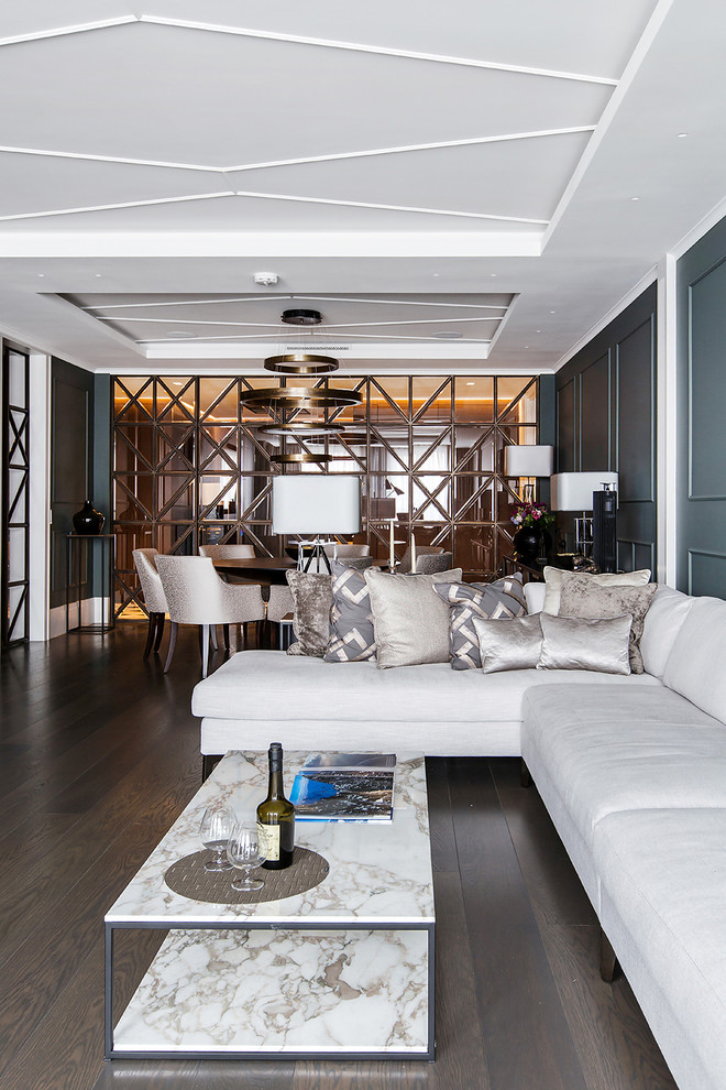 Источник вдохновения для домашнего уюта: гостиная комната среднего размера в стиле неоклассика (современная классика) с серыми стенами и темным паркетным полом