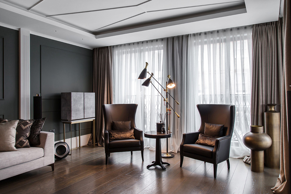 Пример оригинального дизайна: парадная, открытая гостиная комната среднего размера в стиле неоклассика (современная классика) с серыми стенами, темным паркетным полом и коричневым полом