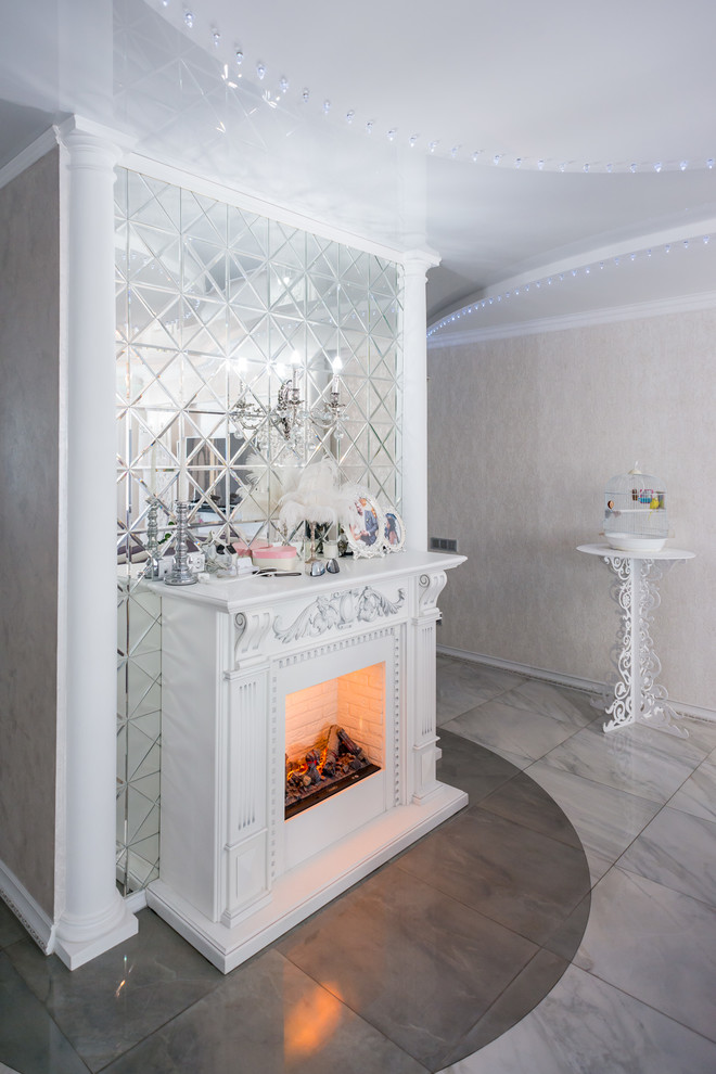 На фото: гостиная комната в классическом стиле с белыми стенами и стандартным камином