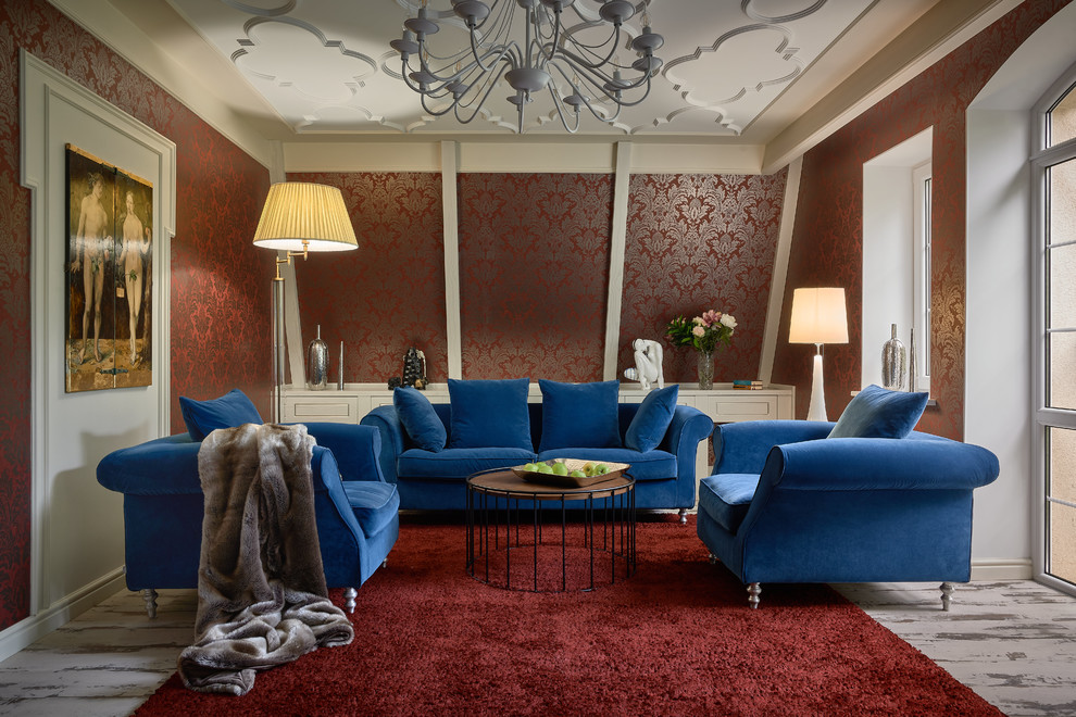 Идея дизайна: гостиная комната в классическом стиле с красными стенами