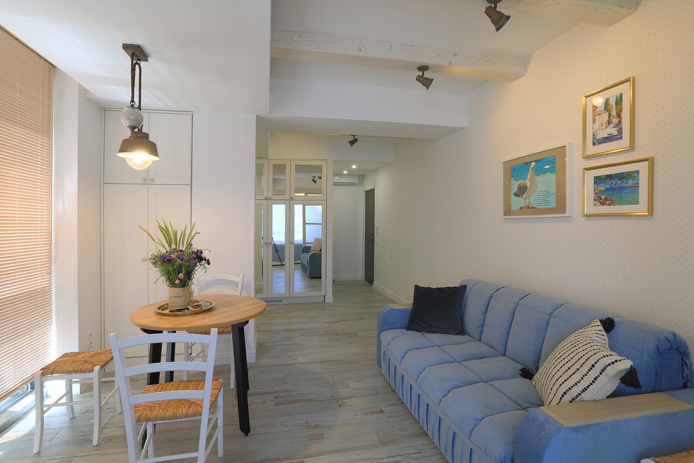 Esempio di un piccolo soggiorno stile marinaro con pareti bianche, pavimento in gres porcellanato e pavimento turchese