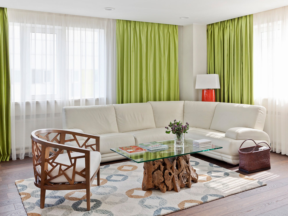Aménagement d'un salon contemporain avec un mur blanc, parquet foncé, un sol marron et une salle de réception.