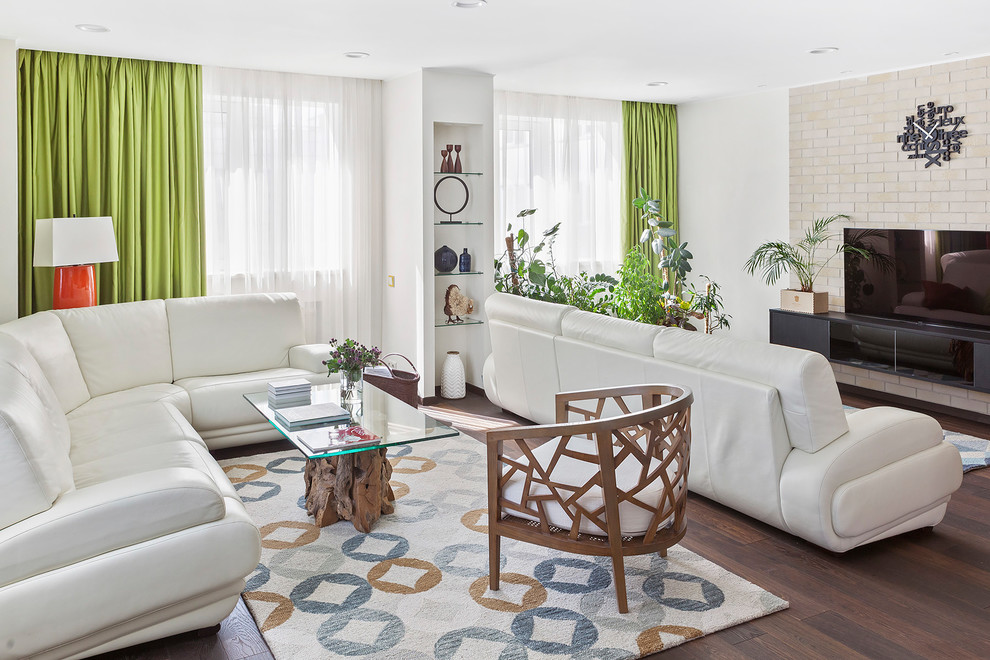 Immagine di un soggiorno design con sala formale, pareti bianche, parquet scuro, TV autoportante e pavimento marrone