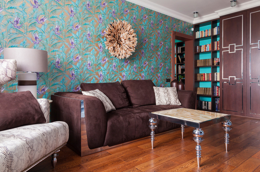 Mittelgroßes, Offenes Eklektisches Wohnzimmer mit lila Wandfarbe und braunem Holzboden in Moskau