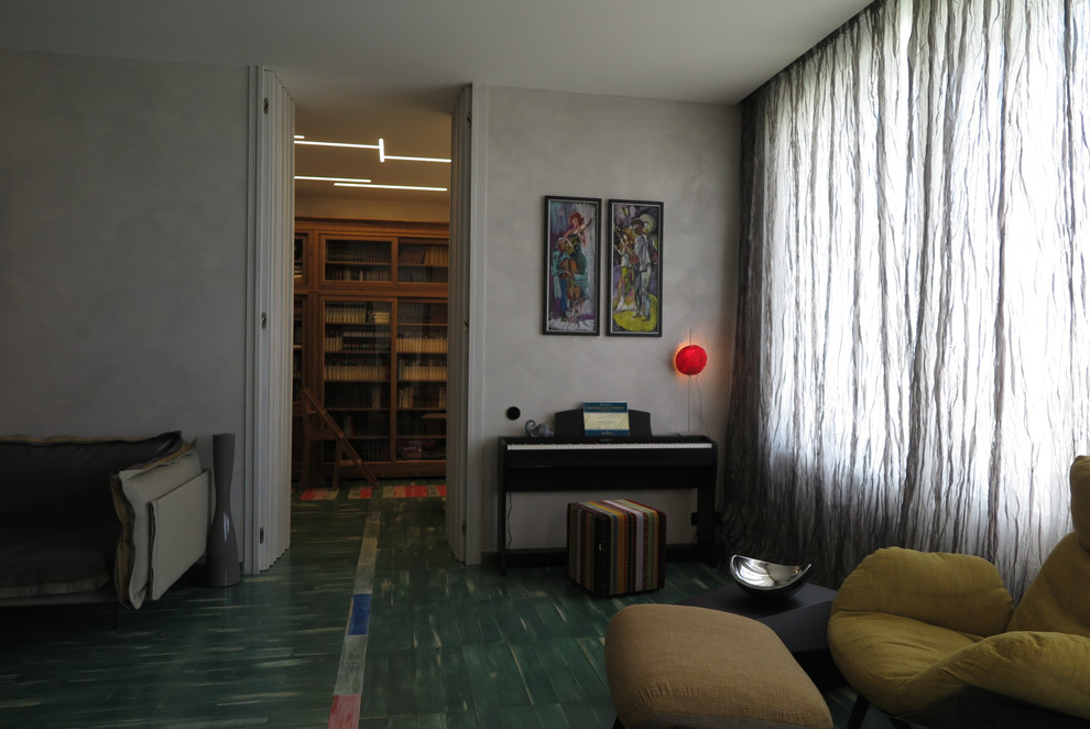 На фото: большая гостиная комната в современном стиле с серыми стенами, деревянным полом, горизонтальным камином, телевизором на стене, зеленым полом и тюлем на окнах