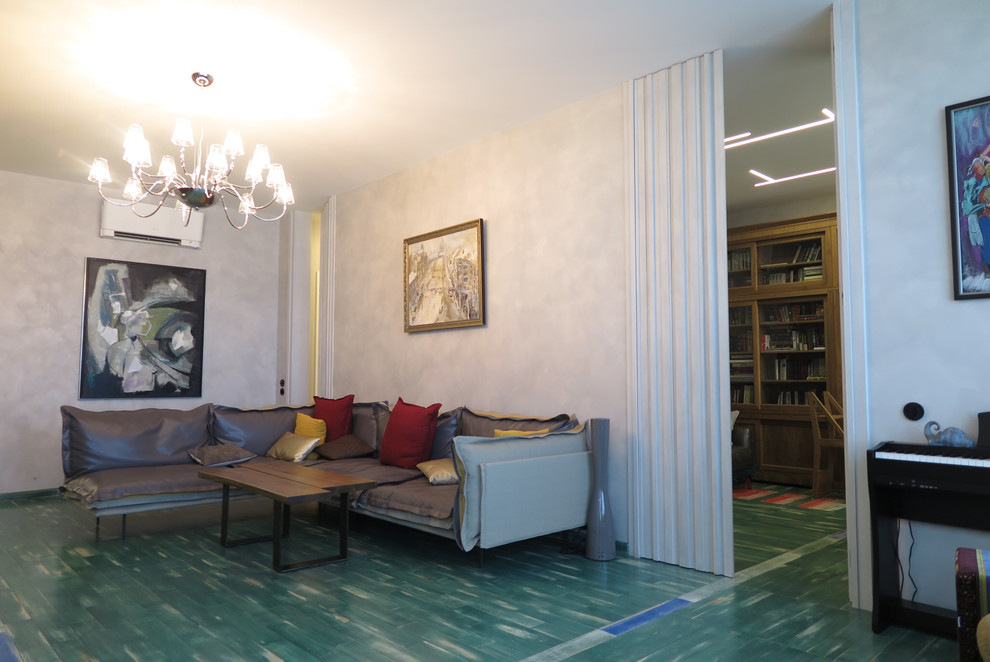 Exempel på ett stort modernt vardagsrum, med grå väggar, målat trägolv, en bred öppen spis, en väggmonterad TV och grönt golv