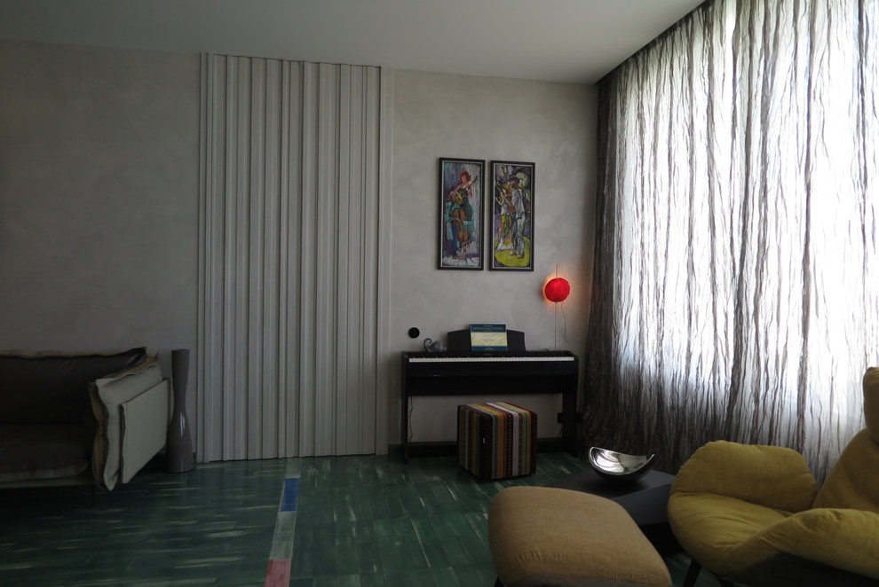 Ejemplo de salón actual grande con paredes grises, suelo de madera pintada, chimenea lineal, televisor colgado en la pared y suelo verde