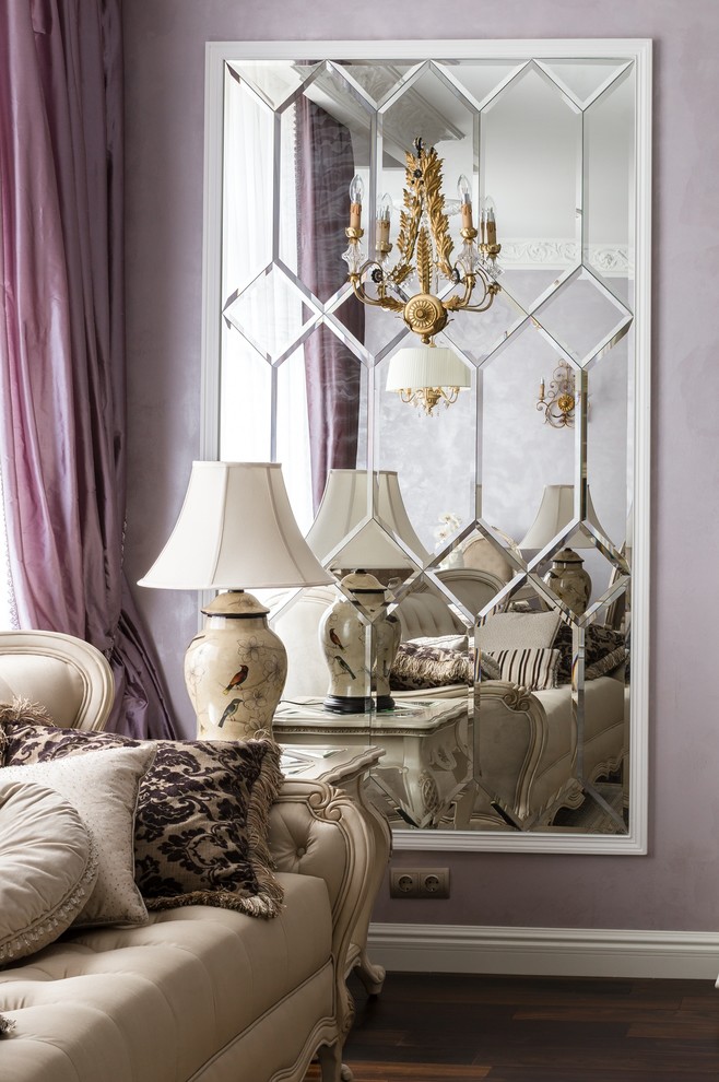 Esempio di un soggiorno classico di medie dimensioni e aperto con pareti viola e parquet scuro