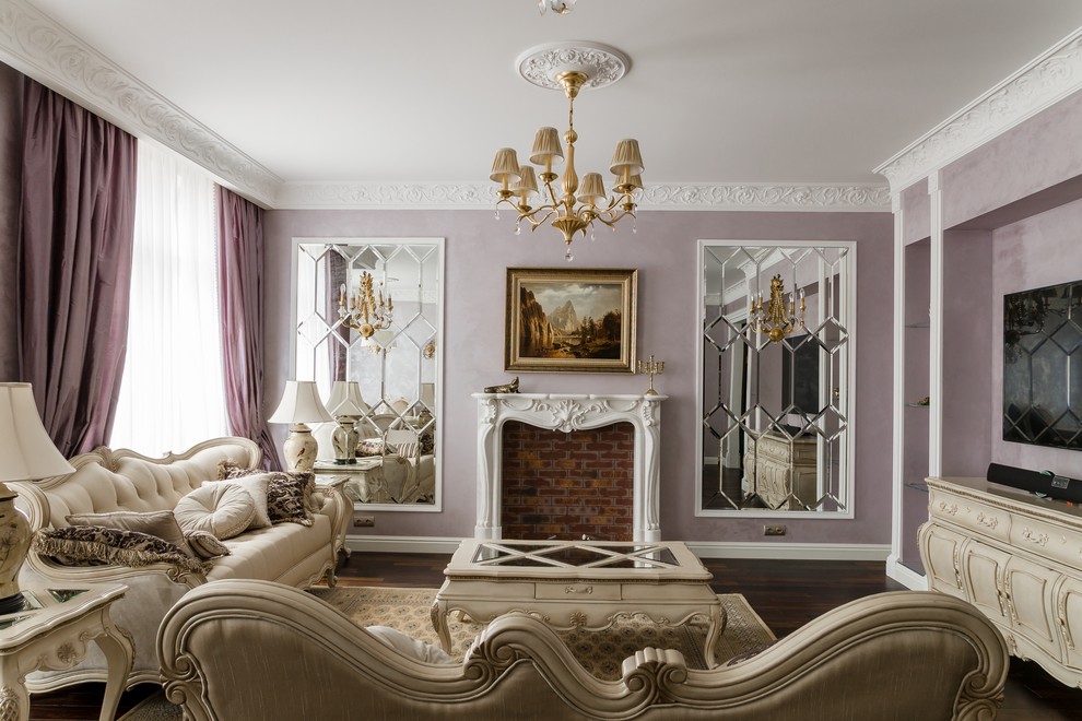Aménagement d'un salon classique de taille moyenne et ouvert avec une salle de réception, un mur violet, parquet foncé, une cheminée standard, un téléviseur fixé au mur et un manteau de cheminée en pierre.
