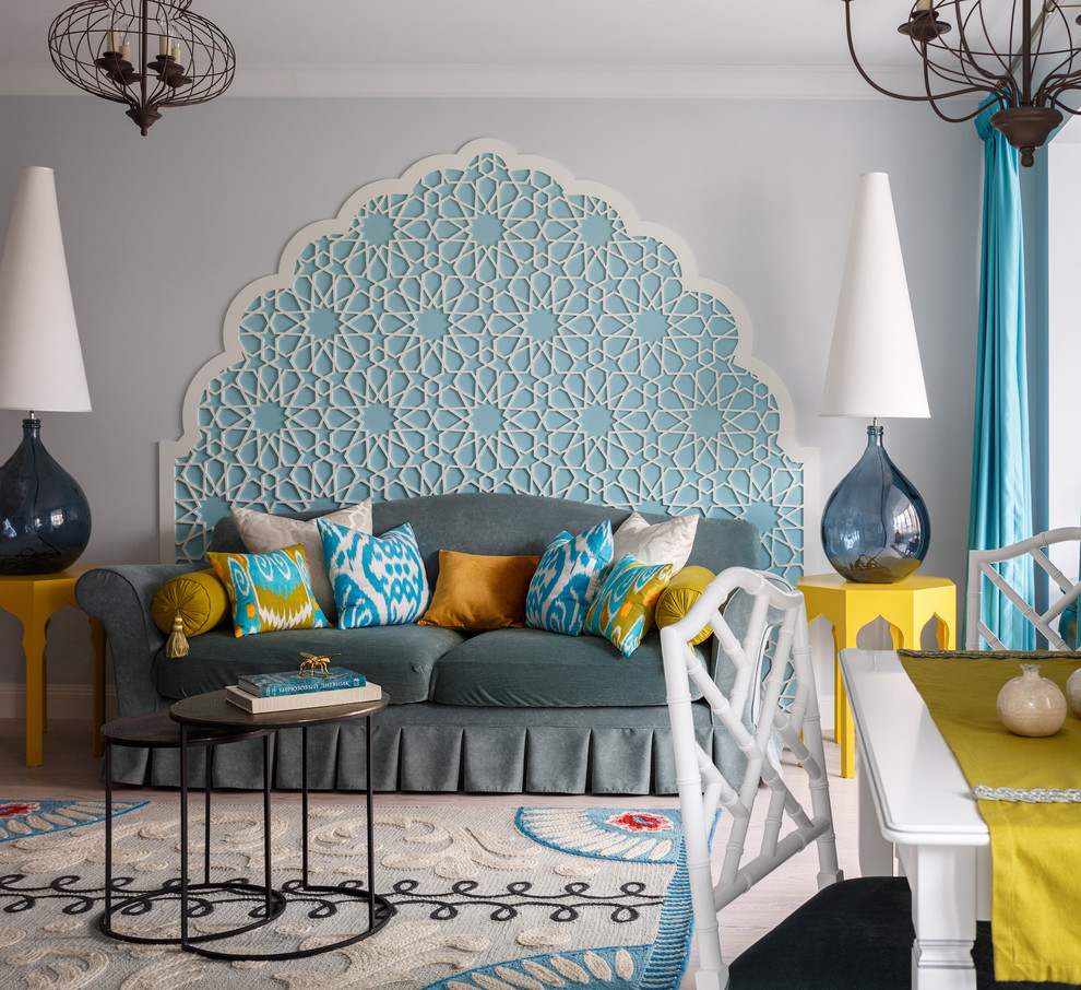 Esempio di un soggiorno minimal di medie dimensioni e aperto con pareti grigie, parquet chiaro, pavimento beige e sala formale
