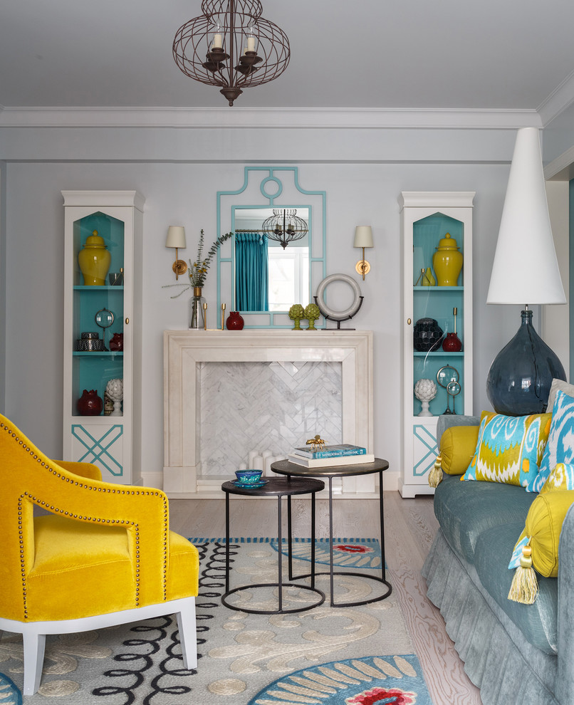 Esempio di un soggiorno eclettico di medie dimensioni e aperto con pareti grigie, parquet chiaro e pavimento beige