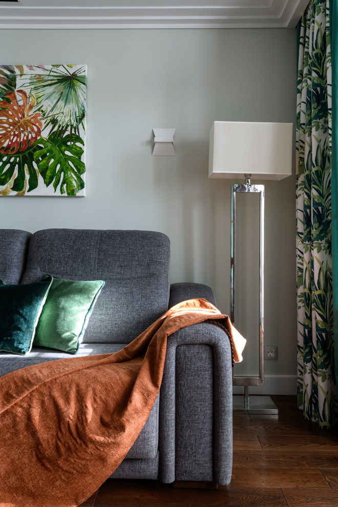 Идея дизайна: изолированная гостиная комната среднего размера в стиле неоклассика (современная классика) с зелеными стенами, темным паркетным полом, телевизором на стене и коричневым полом без камина