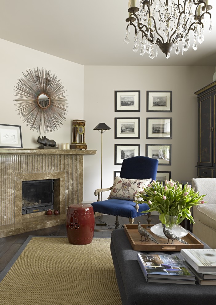 Пример оригинального дизайна: гостиная комната в стиле фьюжн с стандартным камином и фасадом камина из камня