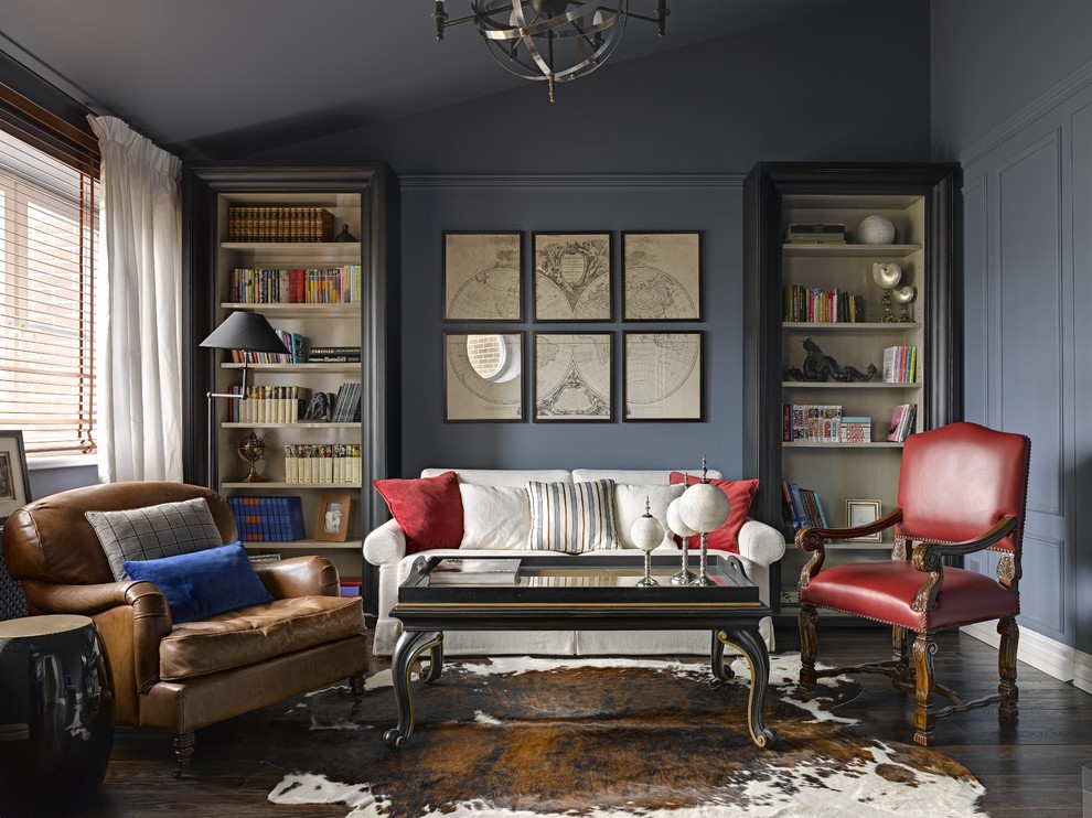 Cette photo montre un salon chic de taille moyenne avec une bibliothèque ou un coin lecture, un mur gris et parquet foncé.