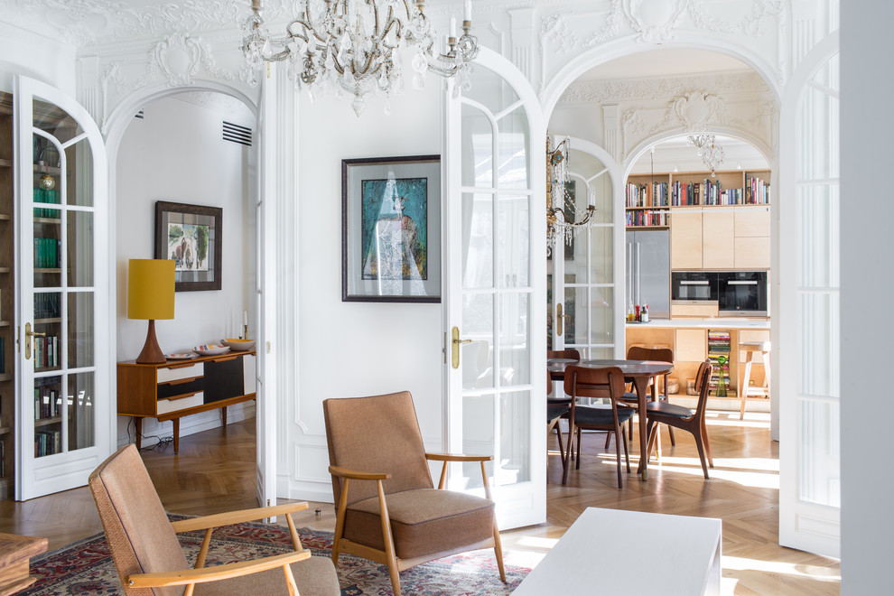 Klassisches Wohnzimmer mit weißer Wandfarbe, braunem Holzboden und beigem Boden in Moskau