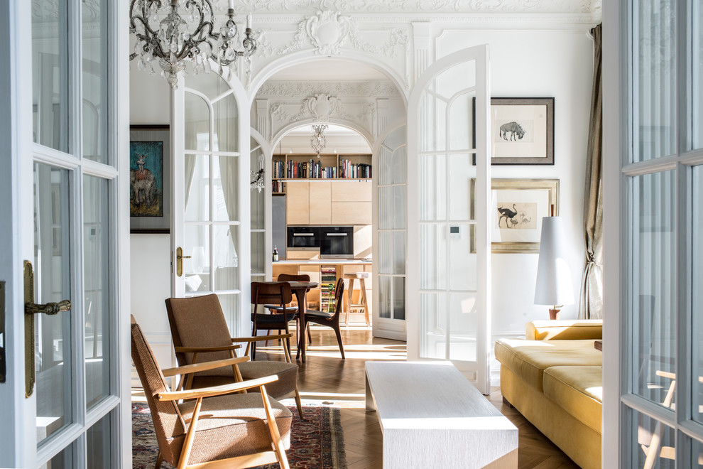 Источник вдохновения для домашнего уюта: объединенная гостиная комната в стиле неоклассика (современная классика) с белыми стенами