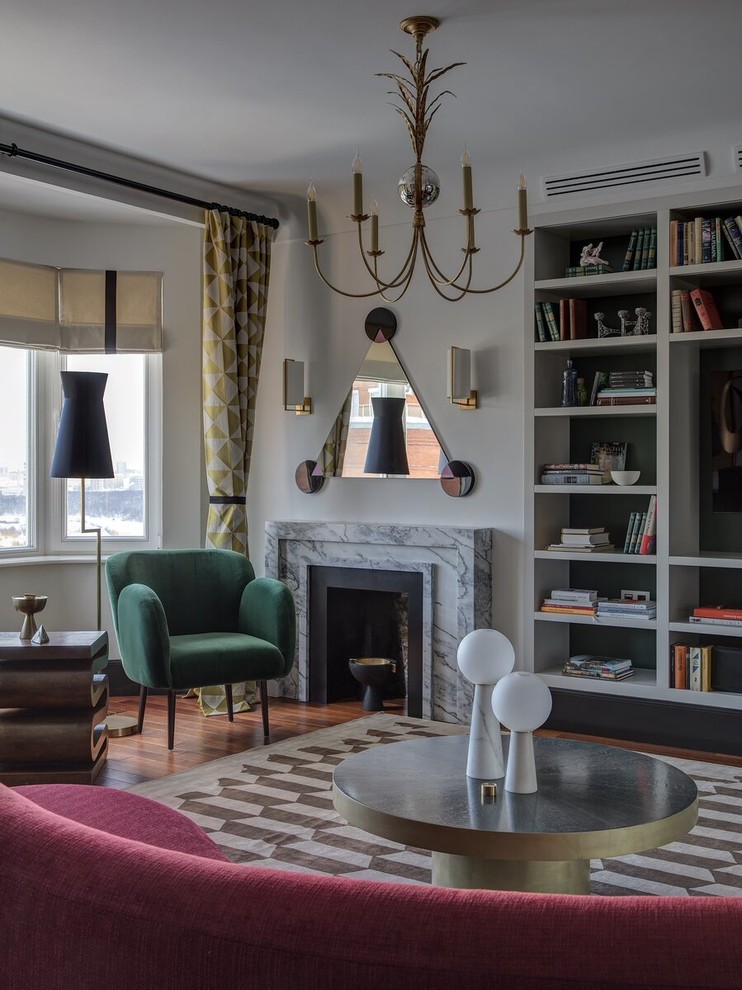 Идея дизайна: парадная, открытая гостиная комната в стиле неоклассика (современная классика) с белыми стенами, паркетным полом среднего тона и коричневым полом