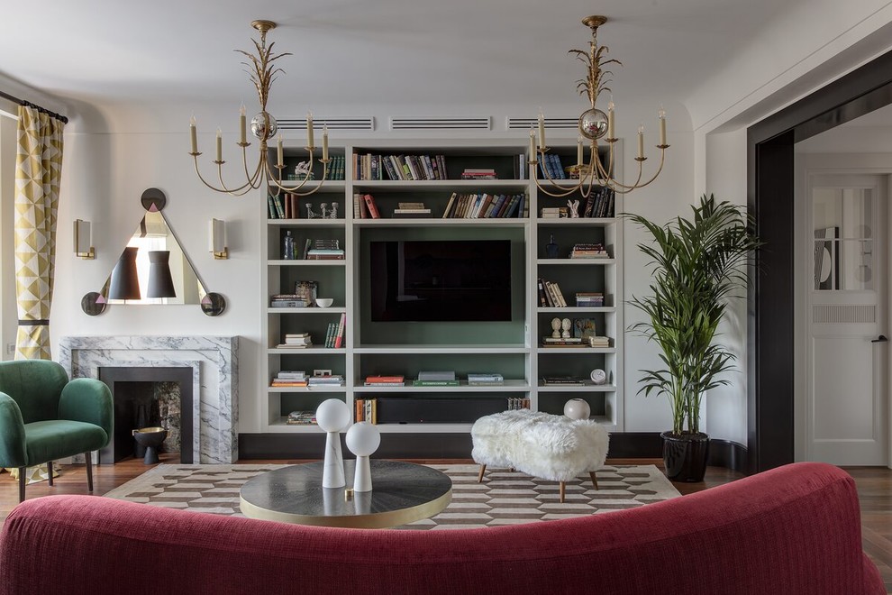 Пример оригинального дизайна: парадная, открытая гостиная комната в стиле неоклассика (современная классика) с белыми стенами, паркетным полом среднего тона, телевизором на стене и коричневым полом