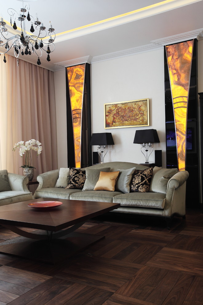 Стильный дизайн: большая изолированная гостиная комната в классическом стиле с бежевыми стенами и темным паркетным полом - последний тренд