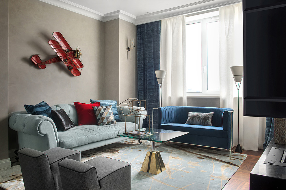 Свежая идея для дизайна: гостиная комната среднего размера в стиле неоклассика (современная классика) с серыми стенами, паркетным полом среднего тона, горизонтальным камином и тюлем на окнах - отличное фото интерьера