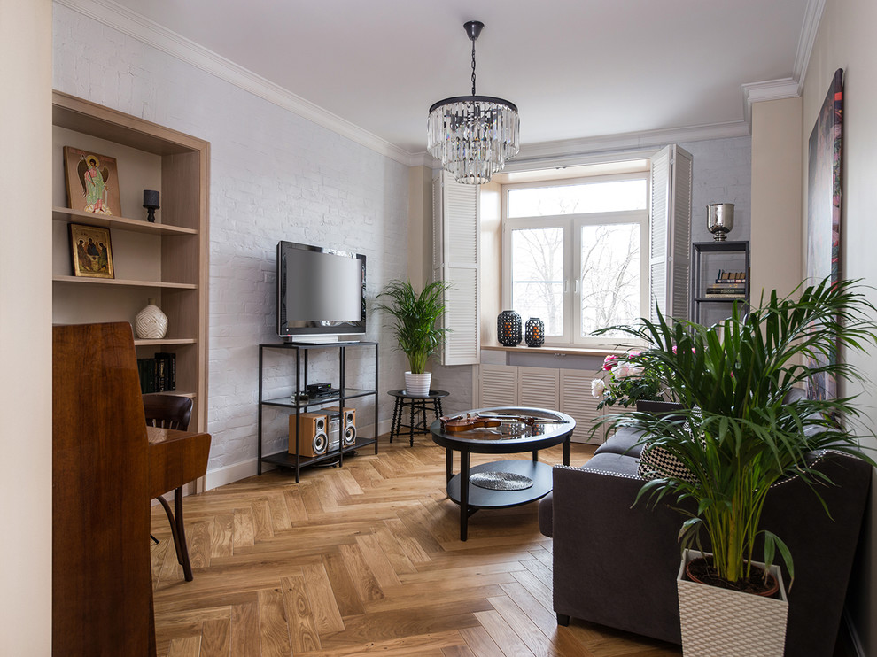 Источник вдохновения для домашнего уюта: гостиная комната в современном стиле с белыми стенами, паркетным полом среднего тона и отдельно стоящим телевизором
