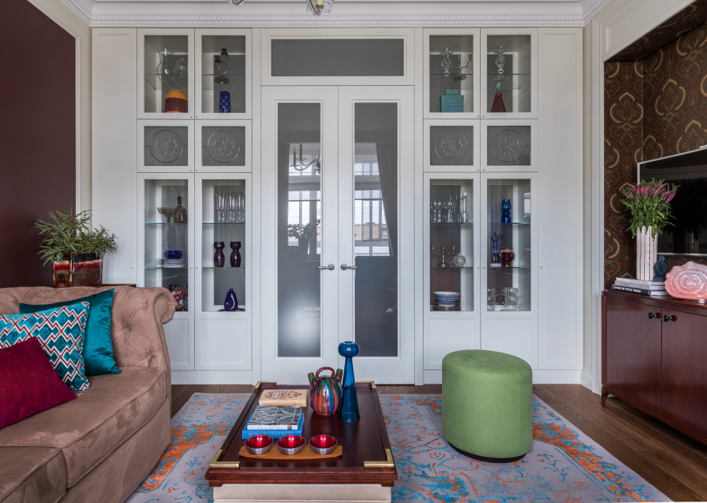 Идея дизайна: изолированная гостиная комната среднего размера в стиле неоклассика (современная классика) с коричневыми стенами, телевизором на стене и коричневым полом