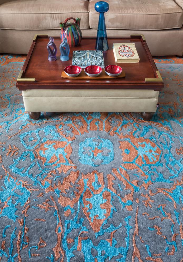 Идея дизайна: гостиная комната в стиле неоклассика (современная классика) с ковровым покрытием и бирюзовым полом