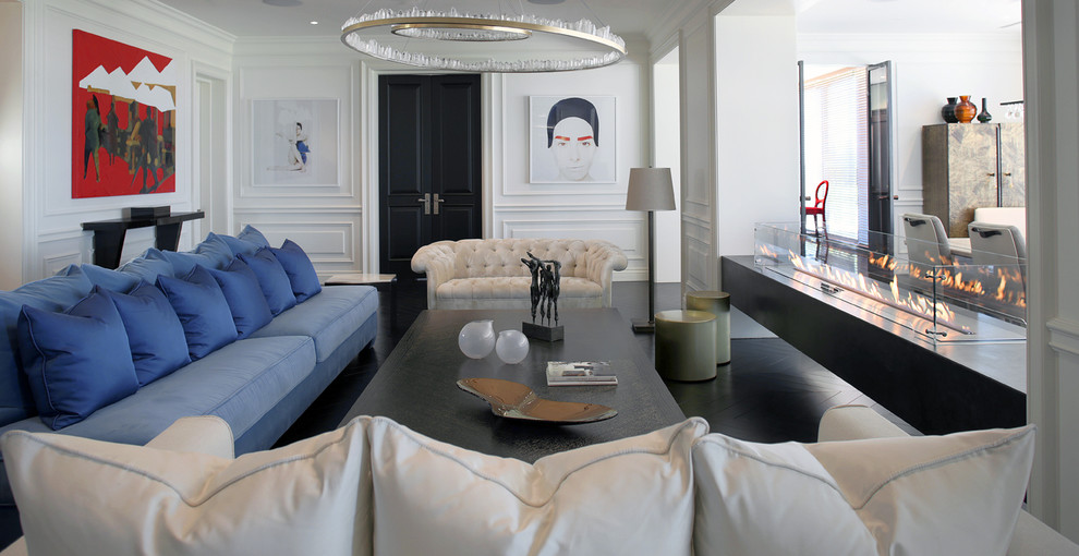 Immagine di un soggiorno contemporaneo aperto con pareti bianche, pavimento in legno verniciato, nessuna TV, sala formale e camino lineare Ribbon