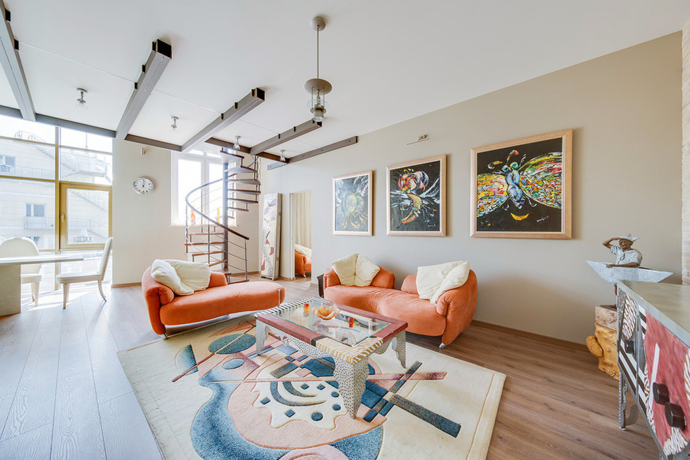 Стильный дизайн: открытая гостиная комната в стиле фьюжн с бежевыми стенами, паркетным полом среднего тона и коричневым полом - последний тренд