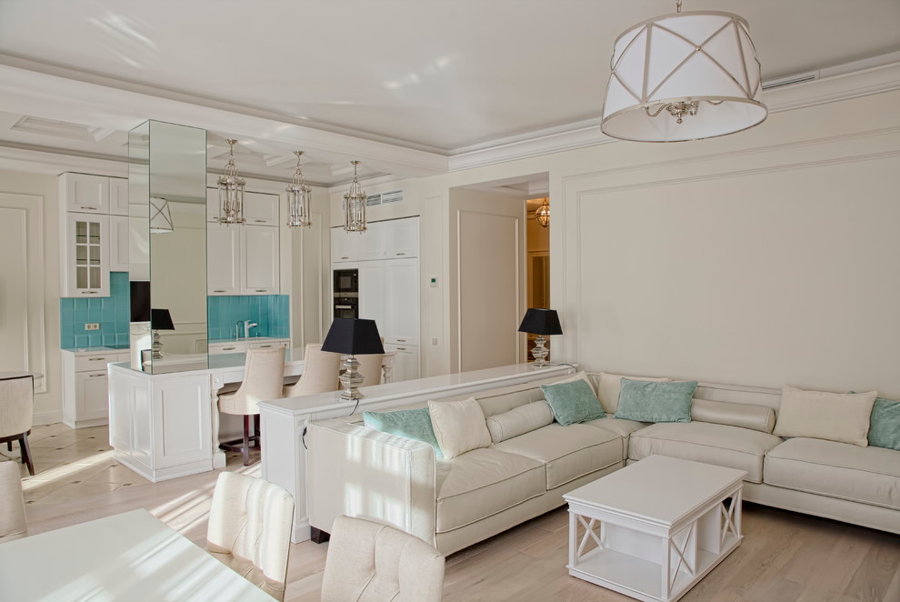 Idee per un soggiorno contemporaneo aperto con sala formale, pareti bianche, parquet chiaro e pavimento beige