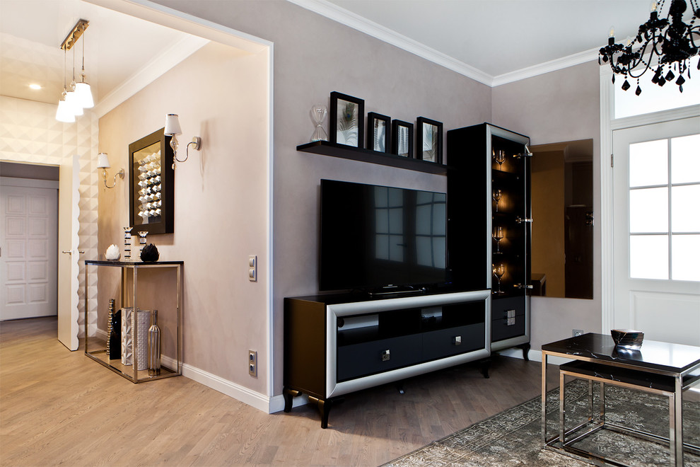 На фото: открытая гостиная комната среднего размера в современном стиле с серыми стенами, паркетным полом среднего тона и отдельно стоящим телевизором