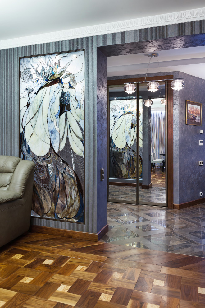 Mittelgroßes, Offenes Wohnzimmer mit grauer Wandfarbe, braunem Holzboden, TV-Wand, braunem Boden, eingelassener Decke, Tapetenwänden und Hausbar in Moskau