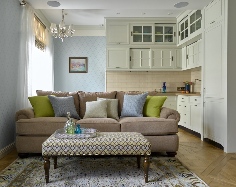 На фото: открытая, объединенная гостиная комната в классическом стиле с паркетным полом среднего тона и синими стенами с
