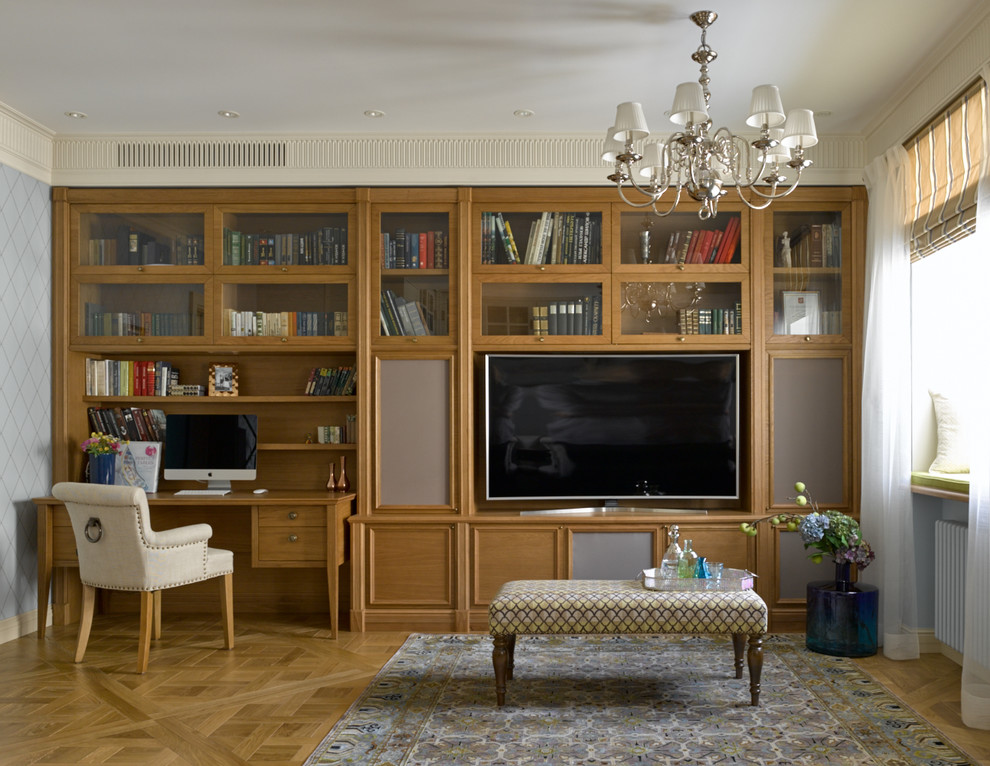 Imagen de salón para visitas abierto tradicional sin chimenea con suelo de madera en tonos medios, paredes azules y televisor independiente