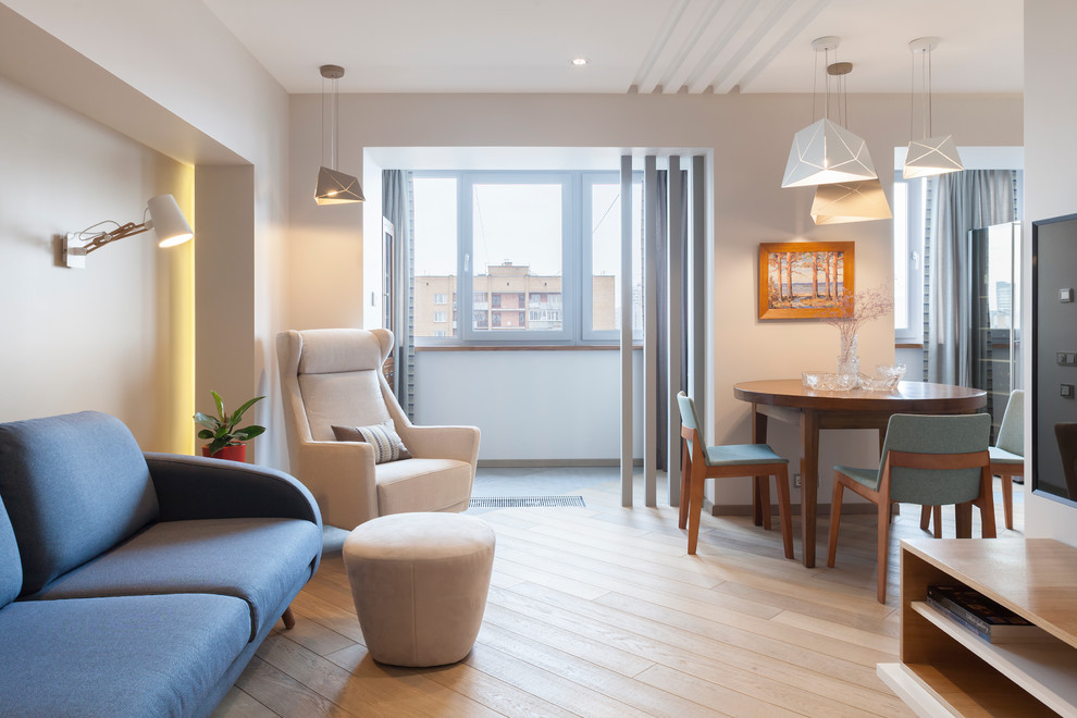 Immagine di un soggiorno minimalista aperto con sala formale, pareti bianche e parquet chiaro