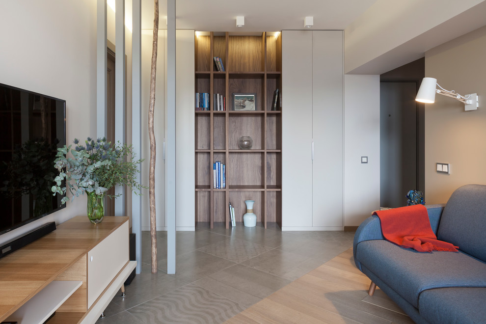 Стильный дизайн: парадная, открытая гостиная комната в стиле модернизм с белыми стенами и телевизором на стене - последний тренд