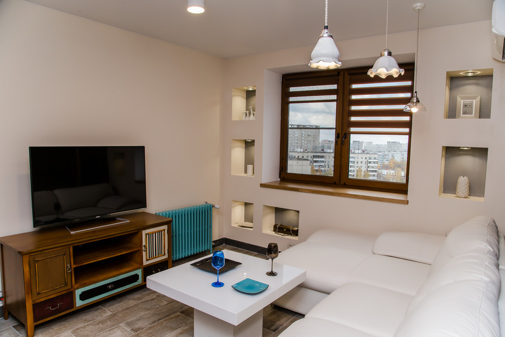Kleines Modernes Wohnzimmer mit beiger Wandfarbe und Schieferboden in Moskau