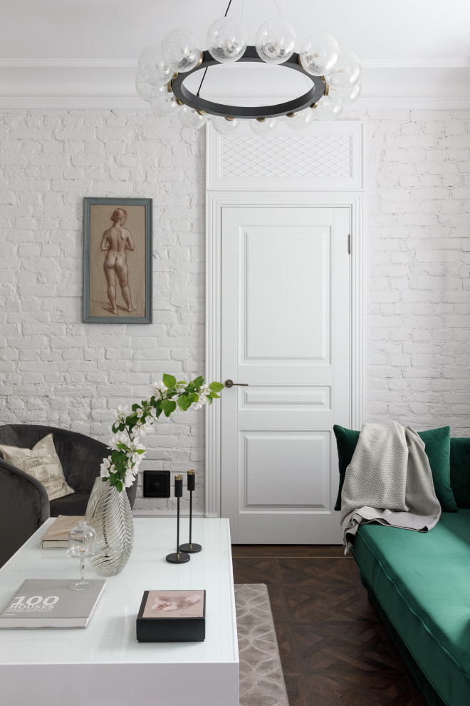 Пример оригинального дизайна: открытая, объединенная гостиная комната среднего размера в скандинавском стиле с белыми стенами, полом из винила, печью-буржуйкой, фасадом камина из металла и коричневым полом без телевизора