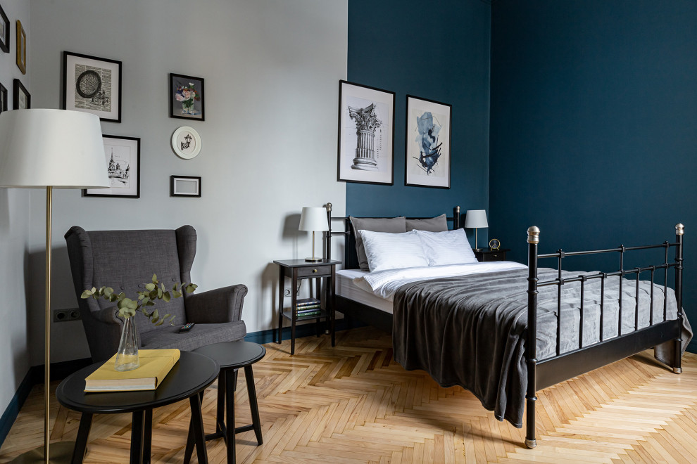 Idee per un soggiorno moderno di medie dimensioni e aperto con pareti blu, pavimento in legno massello medio e pavimento giallo