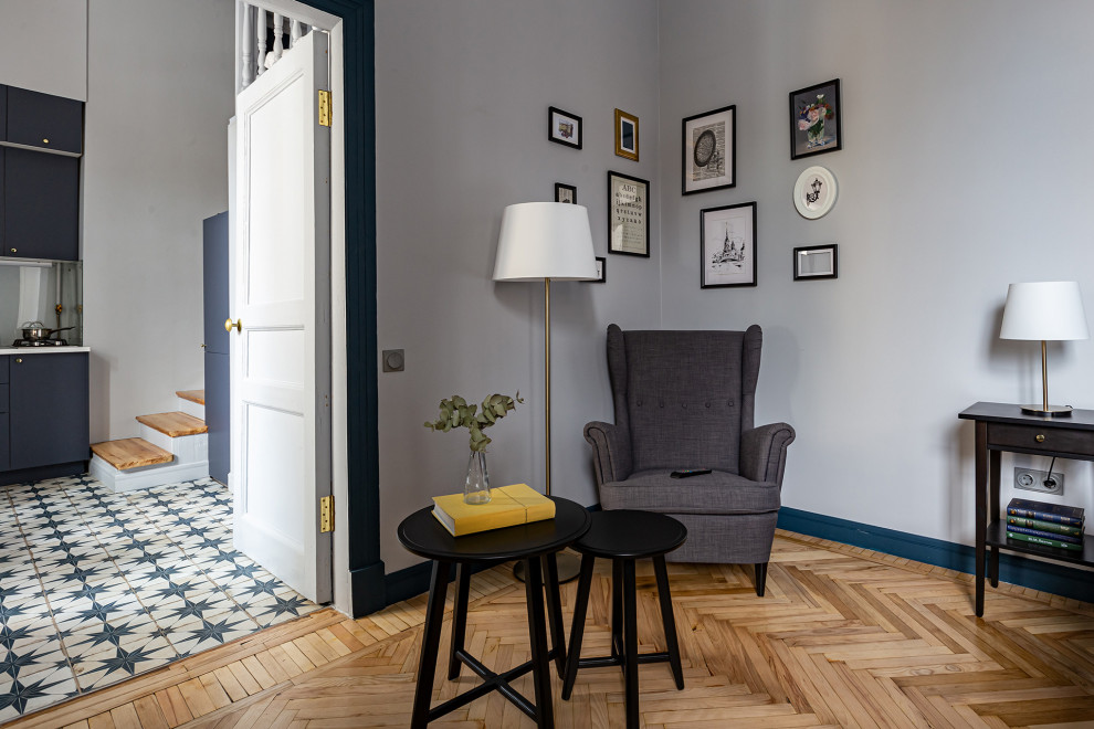 Mittelgroßes, Offenes Retro Wohnzimmer mit blauer Wandfarbe, braunem Holzboden und gelbem Boden in Sankt Petersburg