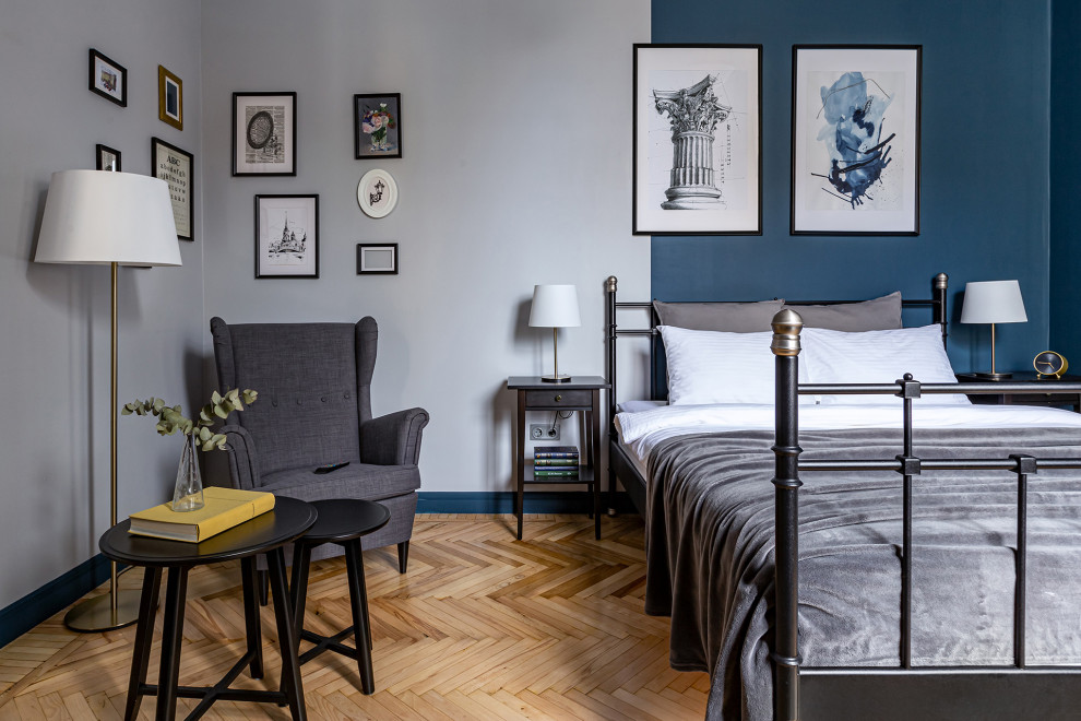 Идея дизайна: открытая гостиная комната среднего размера в стиле ретро с синими стенами, паркетным полом среднего тона и желтым полом