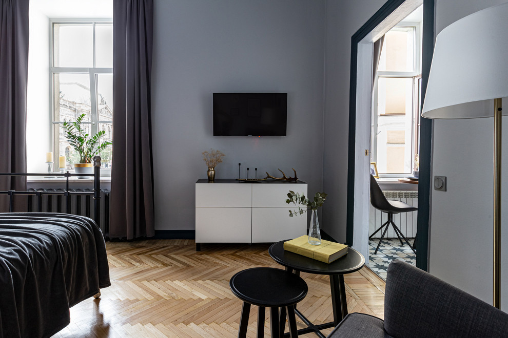 Immagine di un soggiorno minimalista di medie dimensioni e aperto con pareti blu, pavimento in legno massello medio e pavimento giallo